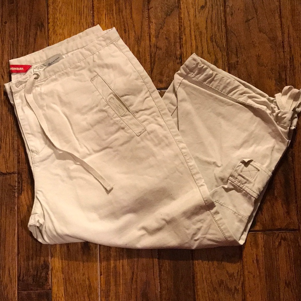 Cream capris with side pocket